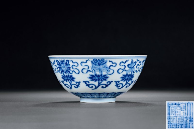 清乾隆 青花莲托八吉祥纹碗 - 图1